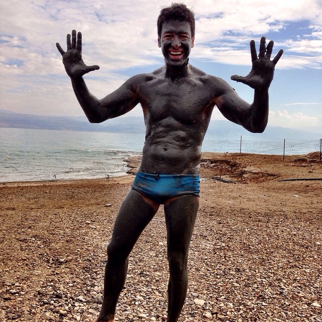 Rodrigo Faro toma banho de lama no Mar Morto, em Israel