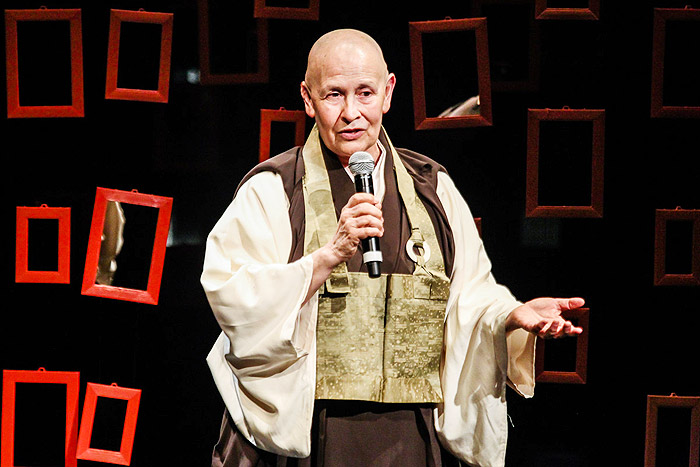 Monja Coen fala sobre a importância de projetos sociais para o desenvolvimento humano no Auditório Ibirapuera, em São Paulo