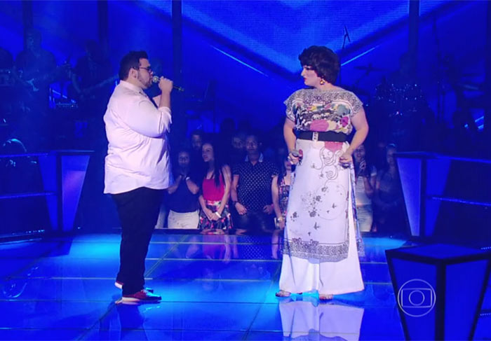 Emoção! Tiago Leifert não controla as lágrimas durante batalha do The Voice Brasil