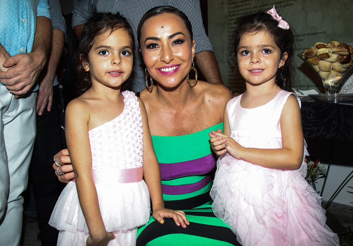 Sabrina Sato ‘causa’ no camarim de Zezé Di Camargo e Luciano