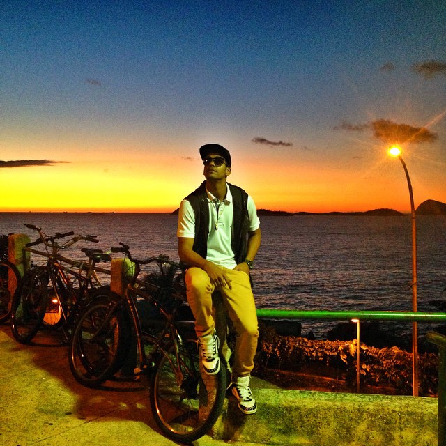 Estiloso, Marcello Melo Jr. assiste ao pôr do sol no Rio de Janeiro