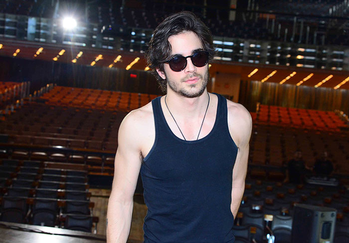 Fiuk posa para fotos enquanto faz passagem de som em evento