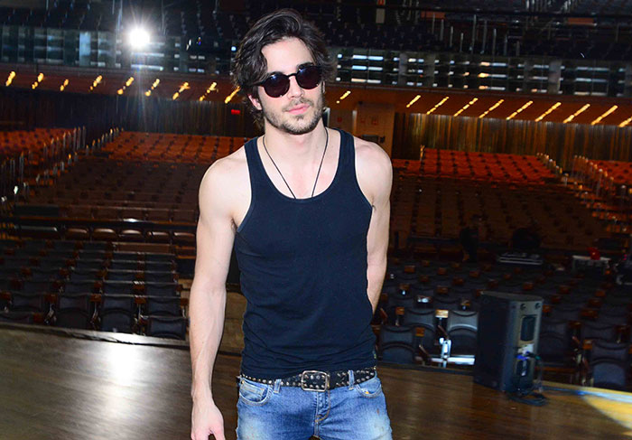 Fiuk posa para fotos enquanto faz passagem de som em evento