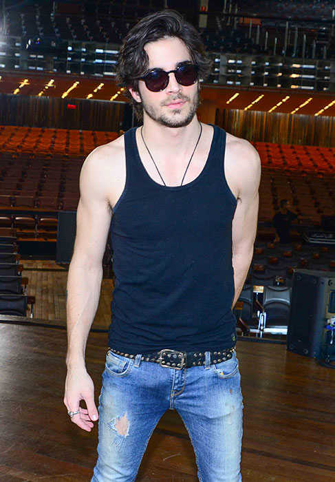 Fiuk posa para fotos enquanto faz passagem de som em evento