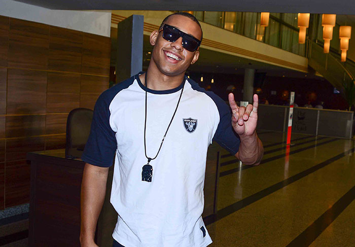 Fiuk posa para fotos enquanto faz passagem de som em evento