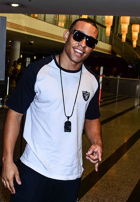 Fiuk posa para fotos enquanto faz passagem de som em evento