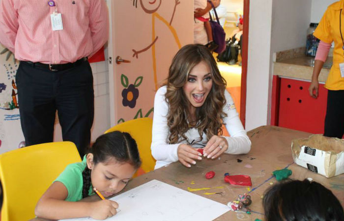 Ex-RBD Anahi visita sua fundação no México