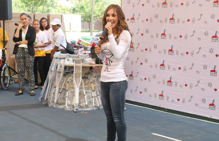 Ex-RBD Anahi visita sua fundação no México