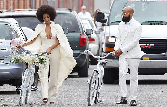 Irmã de Beyoncé chega ao seu casamento de bicicleta