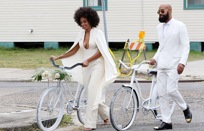 Irmã de Beyoncé chega ao seu casamento de bicicleta