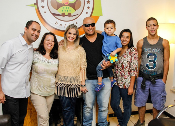 Milene Domingues reúne a família no aniversário do enteado