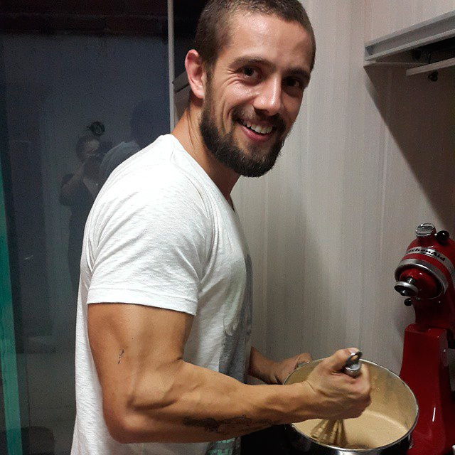 Sorridente, Rafael Cardoso posta foto dando uma de cozinheiro no Instagram