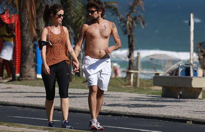 Juliana Didone caminha com o namorado na Barra da Tijuca
