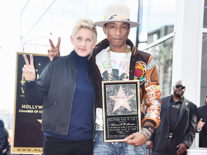Pharrell Williams ganha selinho de Ellen Degeneres ao ganhar estrela na Calçada da Fama