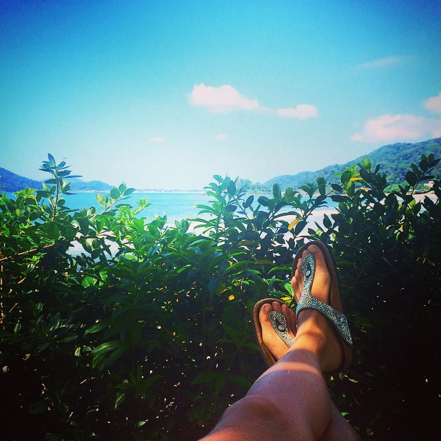 Adriane Galisteu compartilha foto relaxando em paisagem de tirar o fôlego