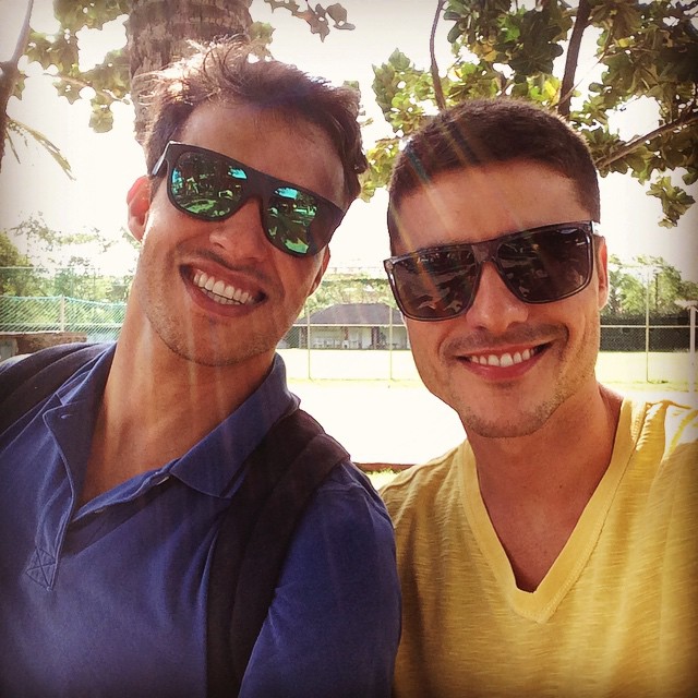 Guilherme Leicam e Nando Rodrigues posam para selfie nos bastidores de Alto Astral