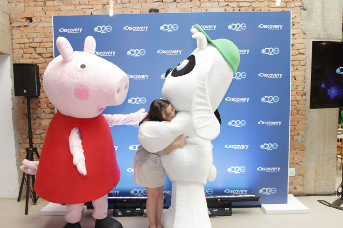 Peppa Pig e Doki recebem carinho de fã durante o almoço de fim de ano da Discovery