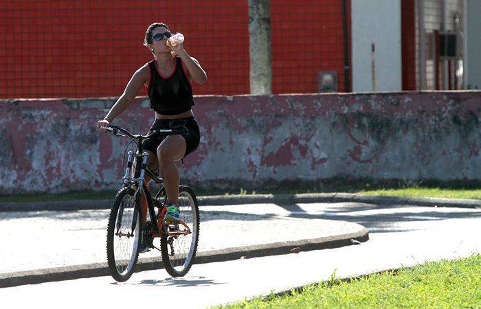 IA Janine Machado pedala na orla da Barra da Tijuca