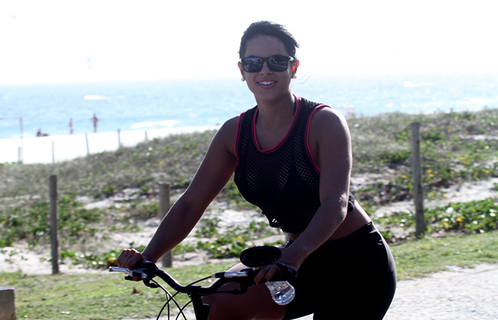 IA Janine Machado pedala na orla da Barra da Tijuca