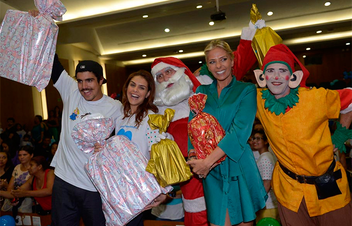 Paloma Bernardi e Caio Castro alegram o Natal das crianças do Hospital do Câncer