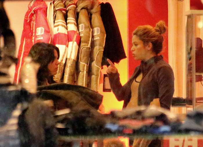 Shakira protege sua barriga do frio de Barcelona em tarde de compras