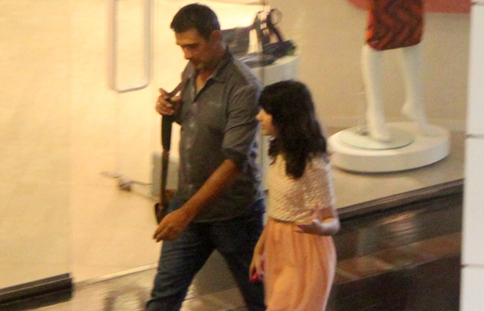 Marcos Pasquim passeia com a filha Alicia 