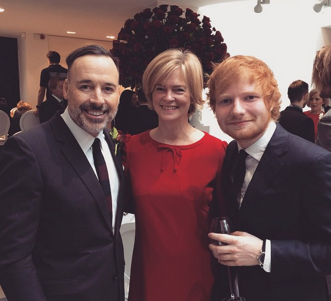 Ed Sheeran e Beckham comparecem ao casamento de Elton John