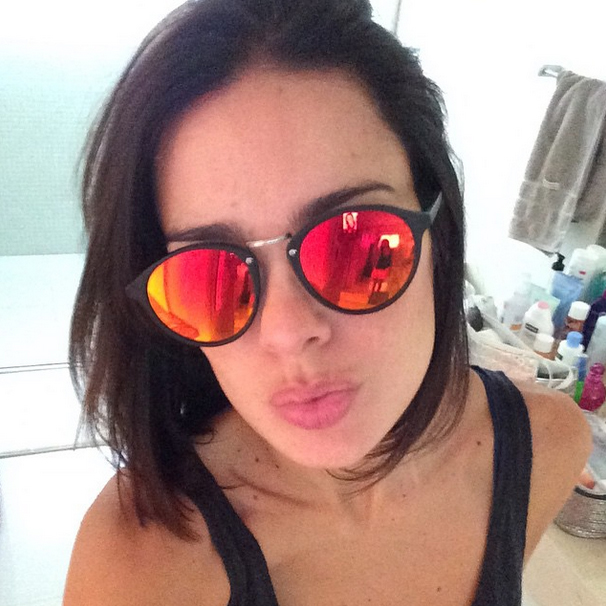 Vera Viel coloca óculos escuros para aproveitar dia de sol depois de ceia em família