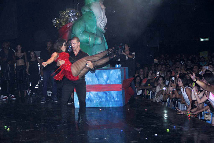 Com direito a três trocas de roupas, Anitta se apresenta no evento carioca Chá das Divas