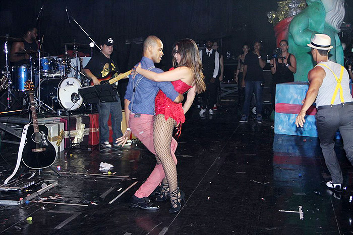 Com direito a três trocas de roupas, Anitta se apresenta no evento carioca Chá das Divas