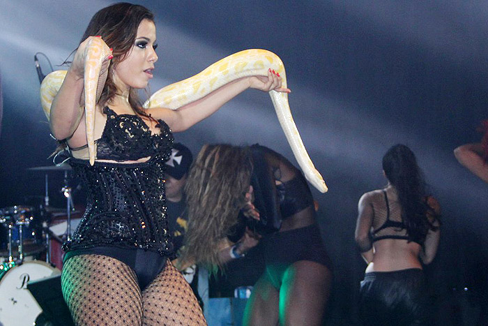 Com direito a três trocas de roupas, Anitta se apresenta no evento carioca Chá das Divas