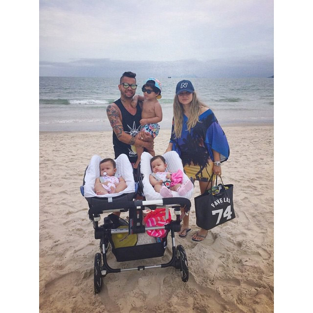 Dentinho e Dani Souza levam as gêmeas à praia pela primeira vez