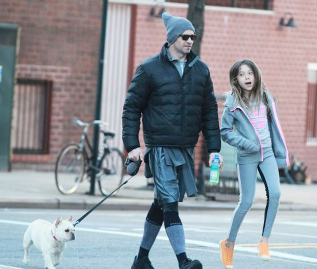 Hugh Jackman e a filha levam o novo cachorrinho para passear