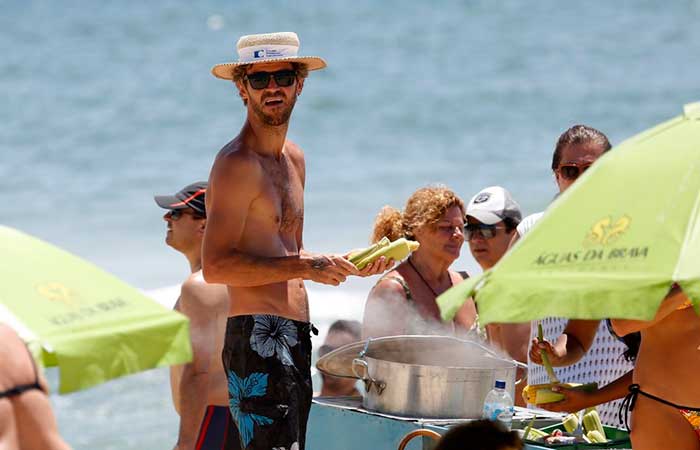  Estiloso, Gustavo Kuerten curte praia em Trancoso ao lado da família 