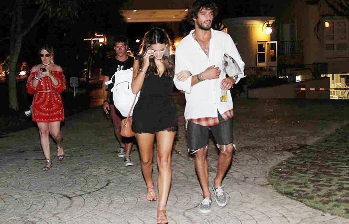 Bruna Marquezine aparece agarrada a Marlon Teixeira em festa pré-Réveillon