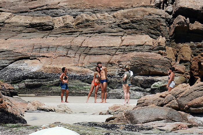 Cauã Reymond mostra o corpão em praia no Rio de Janeiro