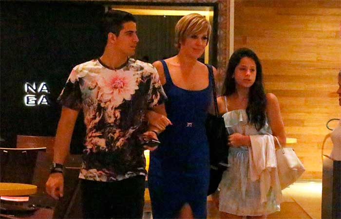 Claudia Raia usa vestidinho azul em ida ao cinema com os filhos em shopping carioca 