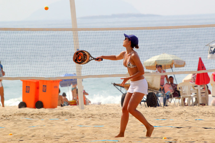 Letícia Wiermann se refresca depois de treino de tênis e slack line no Rio
