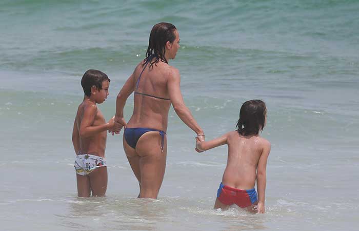 Carla Marins dá ajeitadinha básica em biquíni em dia de praia, no Rio