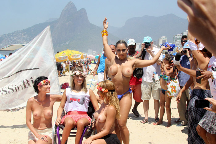 Mulher Melão e outra s musas se unem em protesto pelo Topless no Rio. 