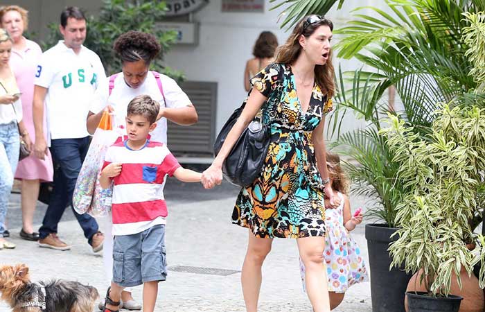  Lavínia Vlasak sai de galeria em Ipanema de mãos dadas com os filhos