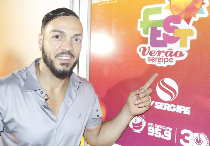 Belo apresenta novo sorriso durante show em Sergipe
