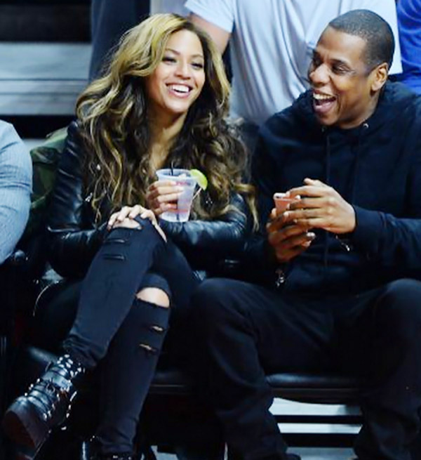 Ao lado de Beyoncé, Jay-Z dá show de caras e bocas durante jogo