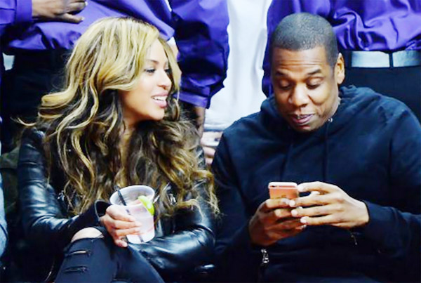 Ao lado de Beyoncé, Jay-Z dá show de caras e bocas durante jogo