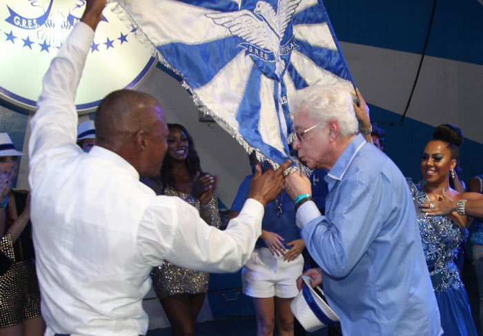 Elenco de Império faz a festa na quadra da Portela