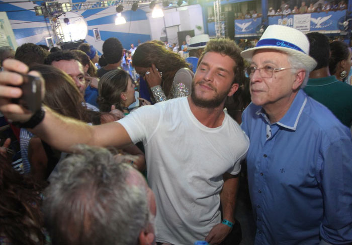 Elenco de Império faz a festa na quadra da Portela