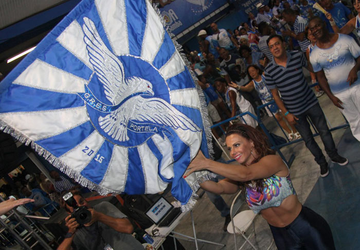 Elenco de Império faz a festa na quadra da Portela