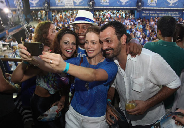 Elenco de Império faz a festa na quadra da Portela