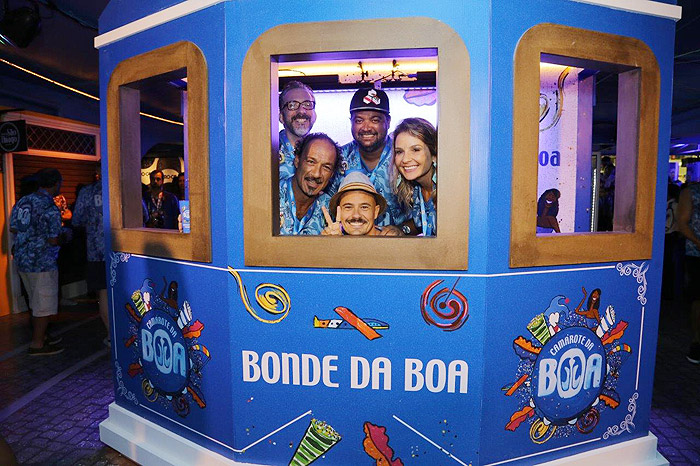 Famosos curtem camarote Boa no primeiro dia de desfile no Rio