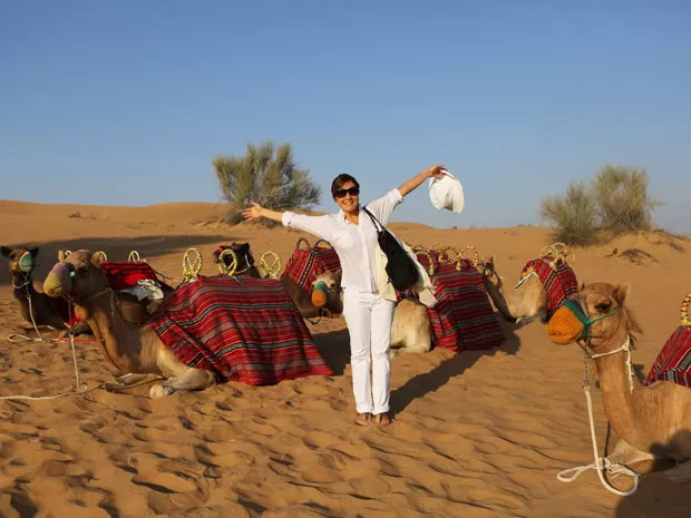 Adriana Esteves passeia com Camelos em Dubai
